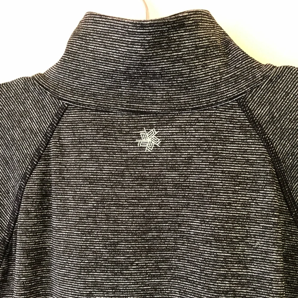 TEK GEAR DryTEK zippered athletic top w/thumb holes & hidden pocket in charcoal - Picture 6 of 10